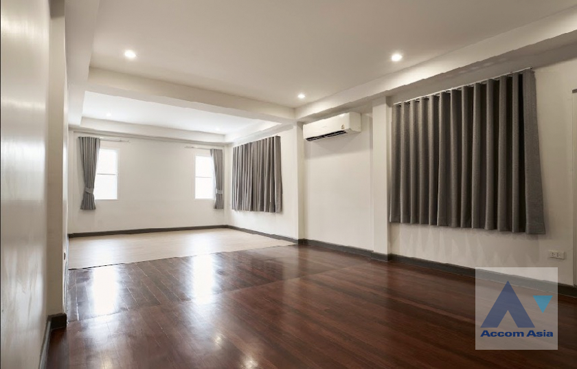 17  4 br House for rent and sale in Pattanakarn ,Bangkok ARL Ramkhamhaeng AA46103