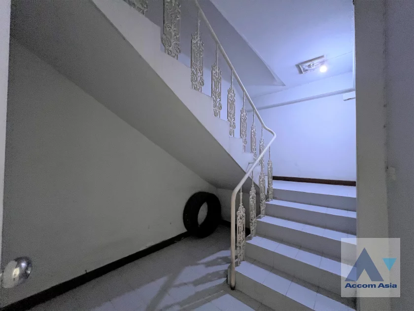 5  Townhouse for rent and sale in Silom ,Bangkok BTS Chong Nonsi AA46111