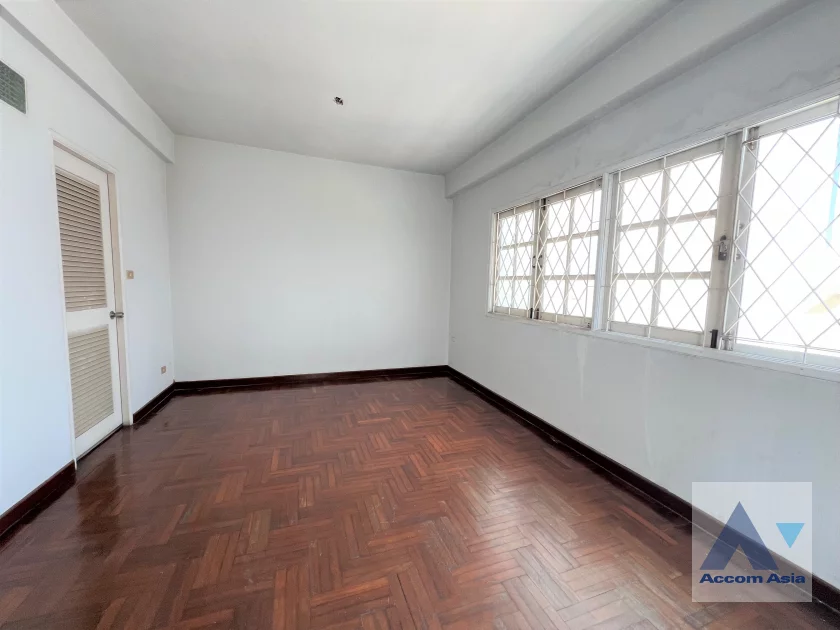 7  Townhouse for rent and sale in Silom ,Bangkok BTS Chong Nonsi AA46111