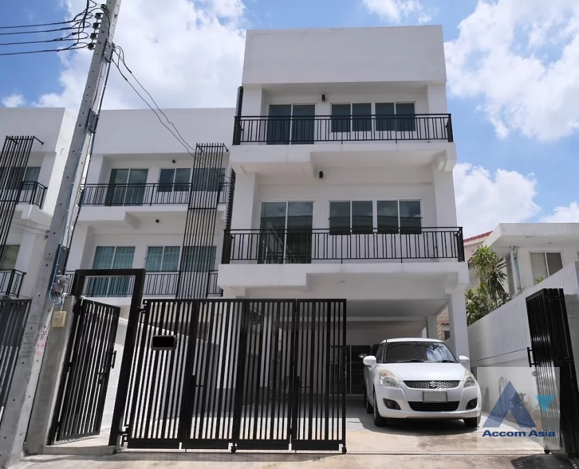  2  4 br House For Rent in Ratchadaphisek ,Bangkok BTS Ratchayothin AA46144