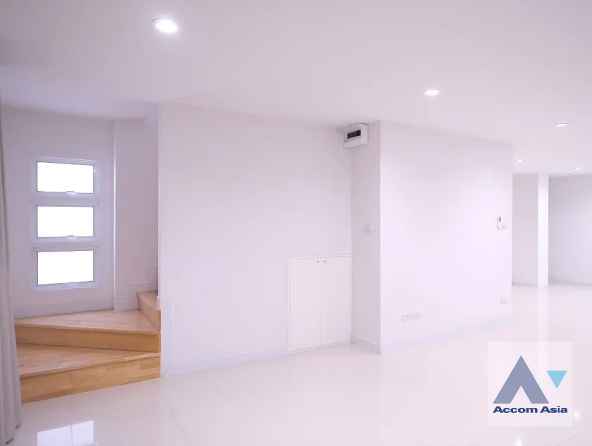 4  4 br House For Rent in Ratchadaphisek ,Bangkok BTS Ratchayothin AA46144