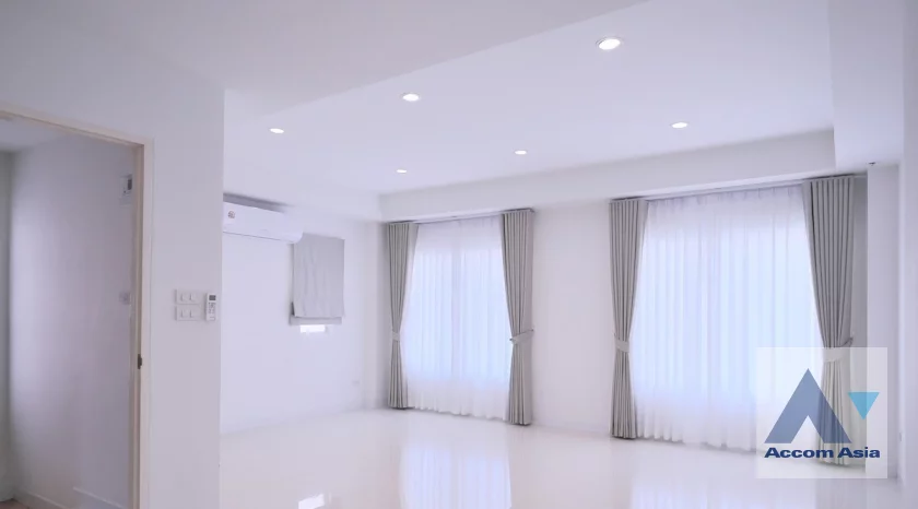18  4 br House For Rent in Ratchadaphisek ,Bangkok BTS Ratchayothin AA46144