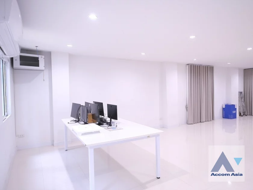 16  4 br House For Rent in Ratchadaphisek ,Bangkok BTS Ratchayothin AA46144