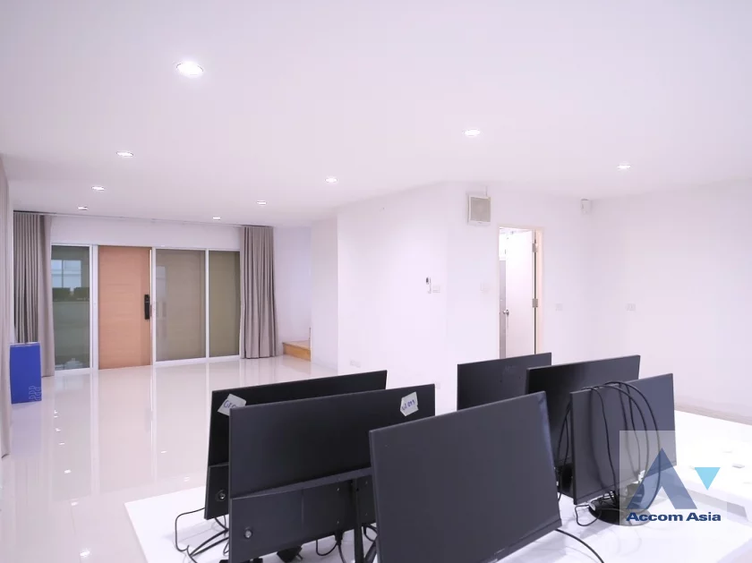 15  4 br House For Rent in Ratchadaphisek ,Bangkok BTS Ratchayothin AA46144