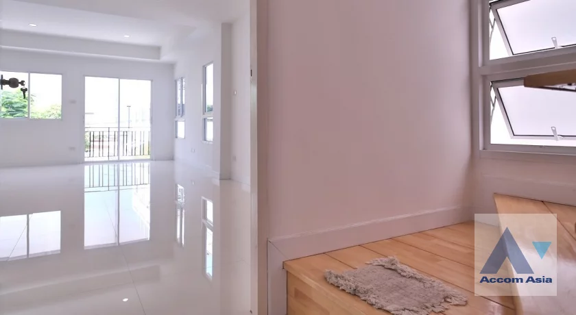 22  4 br House For Rent in Ratchadaphisek ,Bangkok BTS Ratchayothin AA46144