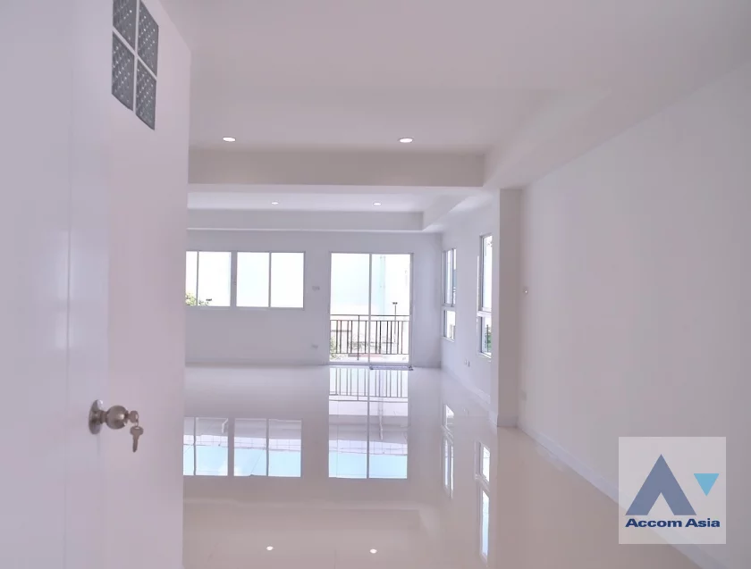 20  4 br House For Rent in Ratchadaphisek ,Bangkok BTS Ratchayothin AA46144