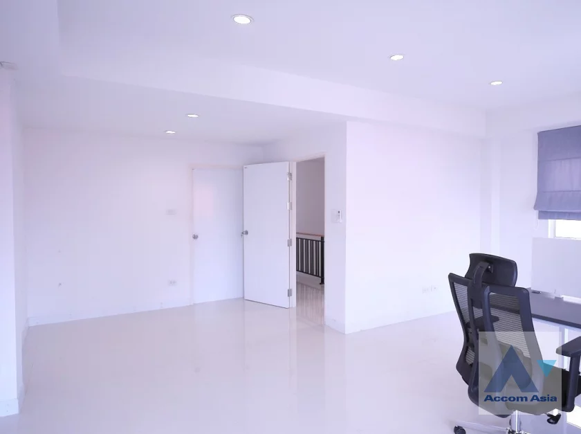 11  4 br House For Rent in Ratchadaphisek ,Bangkok BTS Ratchayothin AA46144