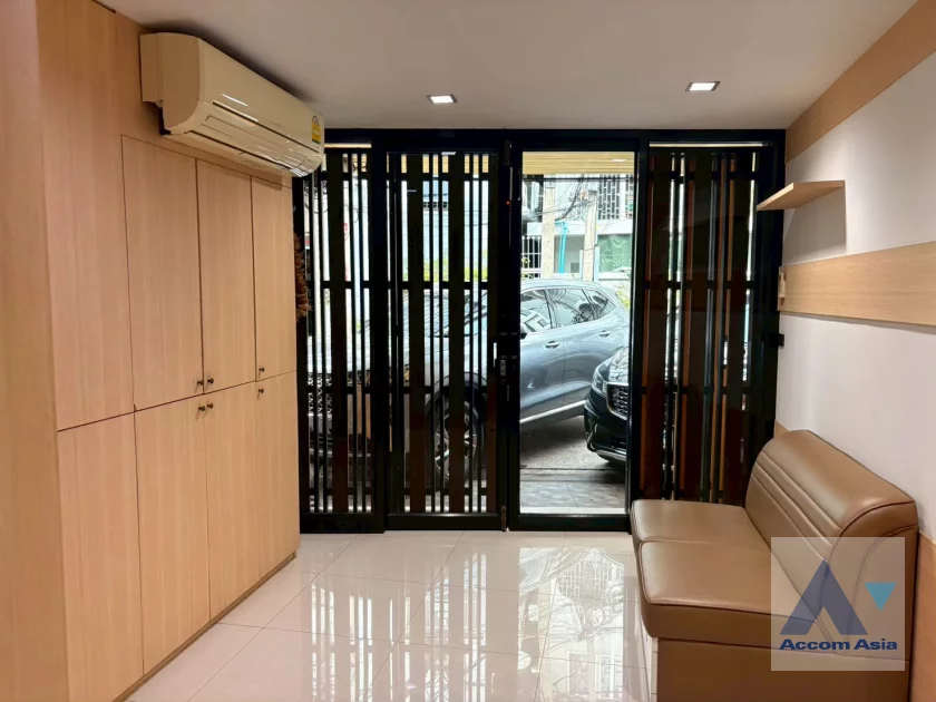  1  3 br House For Rent in Ploenchit ,Bangkok MRT Hua Lamphong AA46172
