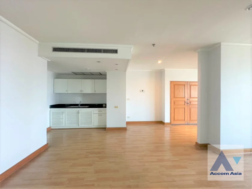 4  4 br Apartment for rent and sale in Sukhumvit ,Bangkok BTS Ekkamai at High-Rise Living with a Large Balcony Apartment in Ekkamai AA46173