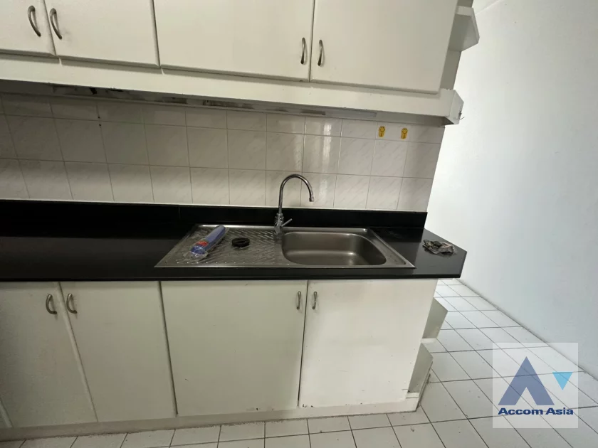 6  4 br Apartment for rent and sale in Sukhumvit ,Bangkok BTS Ekkamai at High-Rise Living with a Large Balcony Apartment in Ekkamai AA46173