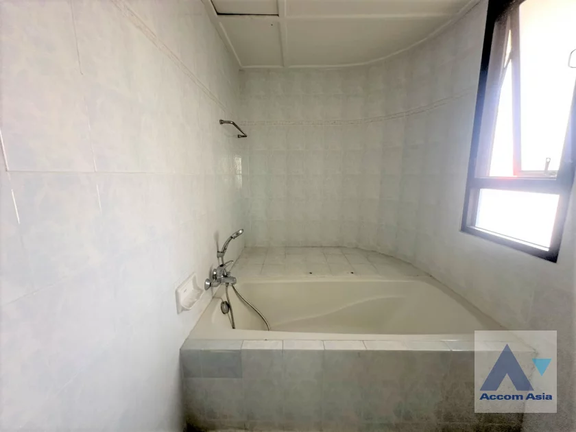 19  4 br Apartment for rent and sale in Sukhumvit ,Bangkok BTS Ekkamai at High-Rise Living with a Large Balcony Apartment in Ekkamai AA46173