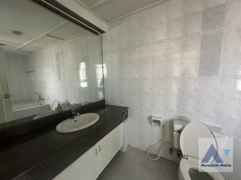 18  4 br Apartment for rent and sale in Sukhumvit ,Bangkok BTS Ekkamai at High-Rise Living with a Large Balcony Apartment in Ekkamai AA46173