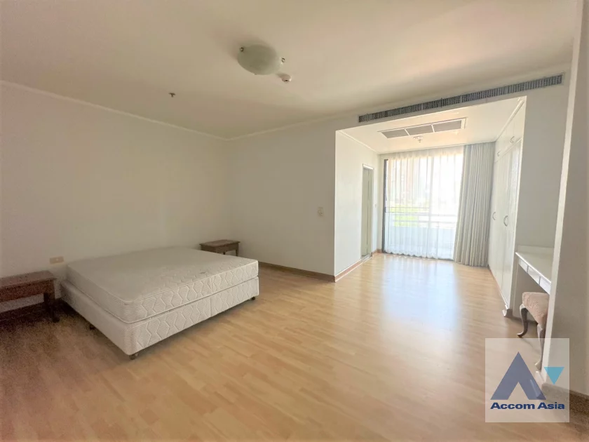 8  4 br Apartment for rent and sale in Sukhumvit ,Bangkok BTS Ekkamai at High-Rise Living with a Large Balcony Apartment in Ekkamai AA46173