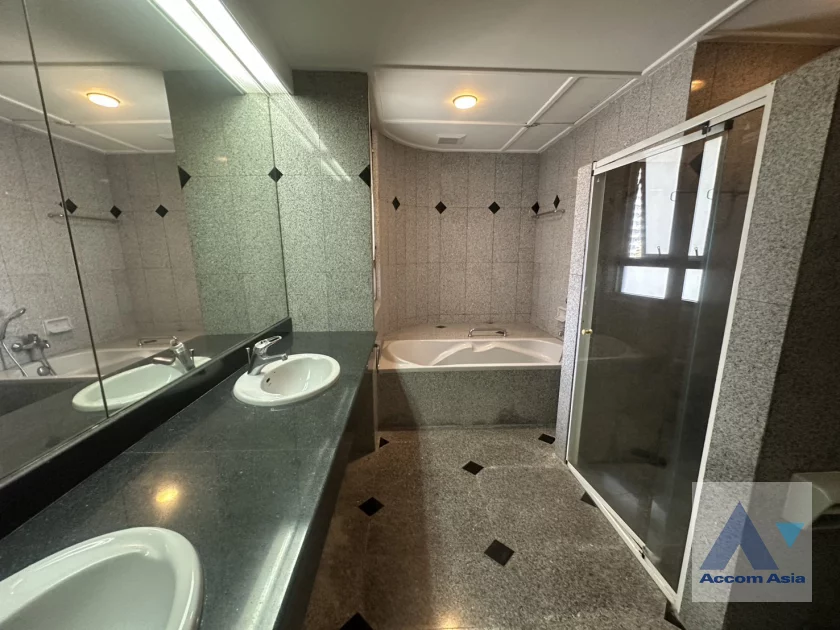 16  4 br Apartment for rent and sale in Sukhumvit ,Bangkok BTS Ekkamai at High-Rise Living with a Large Balcony Apartment in Ekkamai AA46173