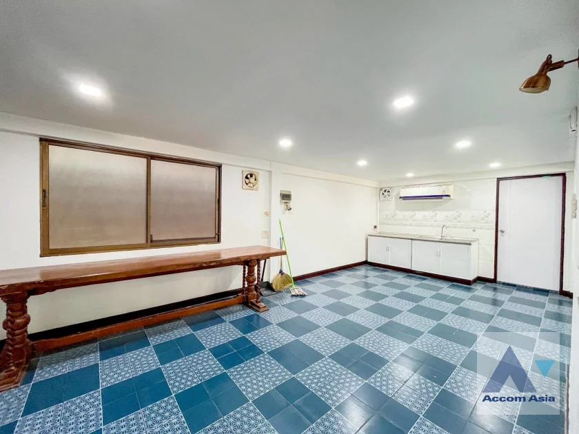 8  3 br House for rent and sale in Ploenchit ,Bangkok MRT Lumphini AA46186