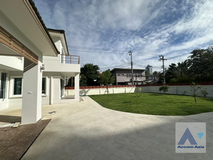unit 5 Bedrooms  House For Rent in Sathorn, Bangkok  (AA46190)
