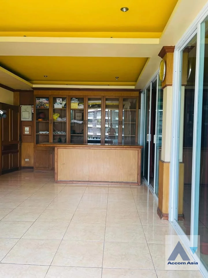 4  6 br Townhouse For Sale in Sukhumvit ,Bangkok  AA46221
