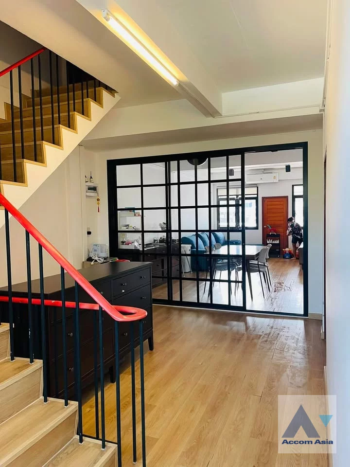  1  6 br Townhouse For Sale in Sukhumvit ,Bangkok  AA46221