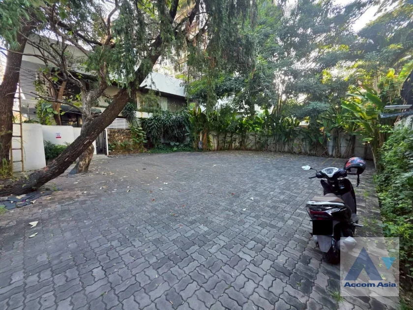  1  Land For Rent in Sukhumvit ,Bangkok BTS Phrom Phong AA46254