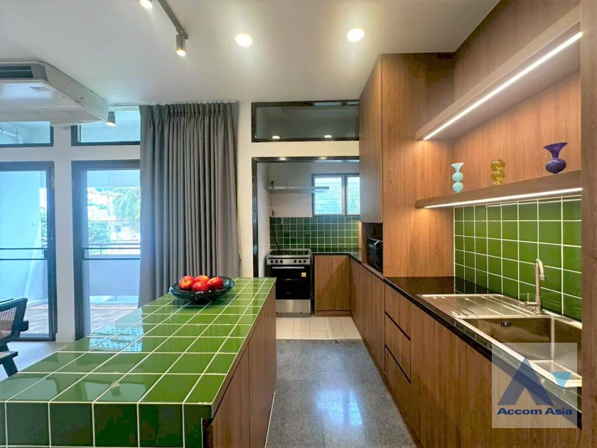 1  2 br Apartment for rent and sale in Sukhumvit ,Bangkok BTS Phrom Phong at Low-rise apartment in the city center AA46258