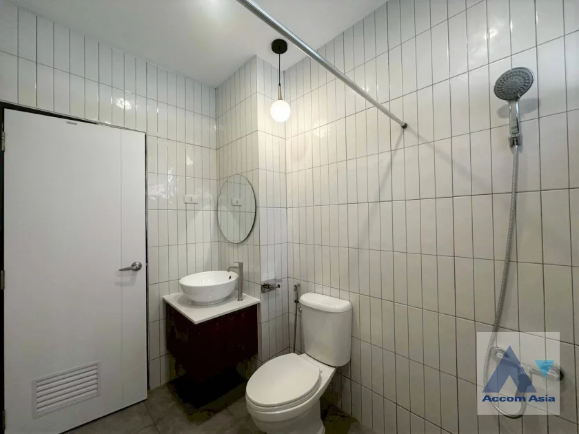 11  2 br Apartment for rent and sale in Sukhumvit ,Bangkok BTS Phrom Phong at Low-rise apartment in the city center AA46258