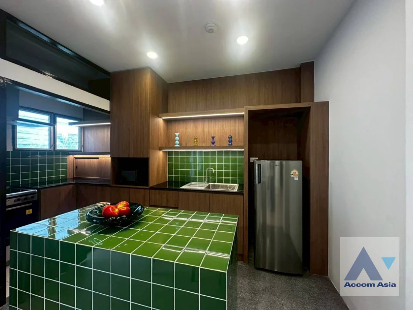 4  2 br Apartment for rent and sale in Sukhumvit ,Bangkok BTS Phrom Phong at Low-rise apartment in the city center AA46258
