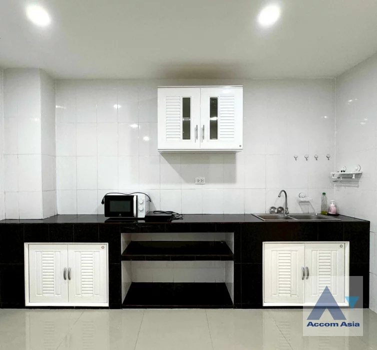 8  2 br Townhouse for rent and sale in Sukhumvit ,Bangkok BTS On Nut AA46261