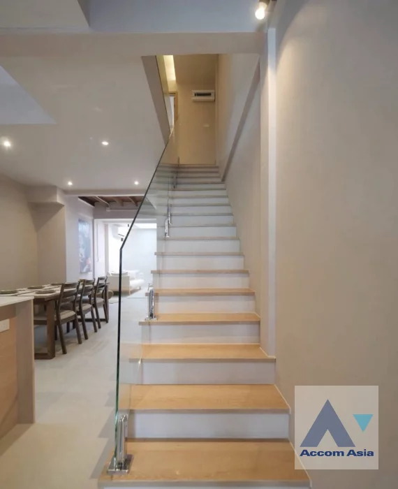 9  2 br Townhouse for rent and sale in Sukhumvit ,Bangkok BTS Asok AA46268