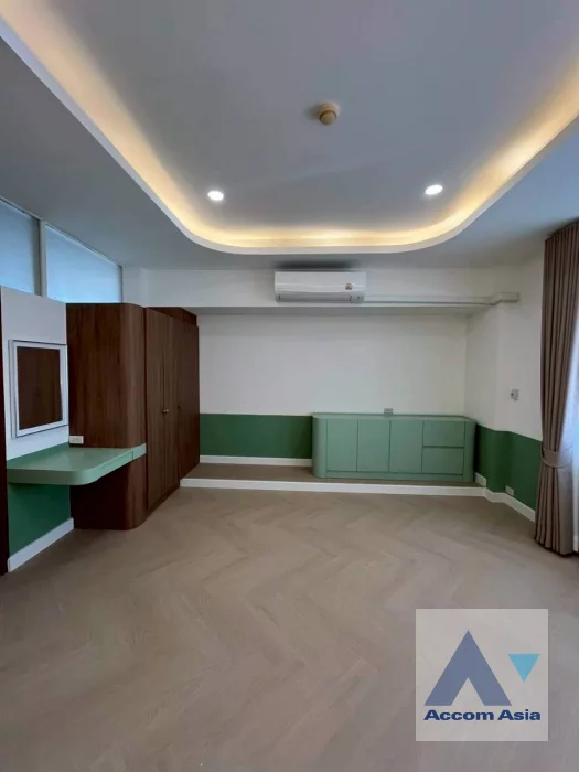  1  2 br Apartment for rent and sale in Sukhumvit ,Bangkok BTS Phrom Phong at Low-rise apartment in the city center AA46274