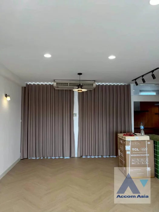 9  2 br Apartment for rent and sale in Sukhumvit ,Bangkok BTS Phrom Phong at Low-rise apartment in the city center AA46274