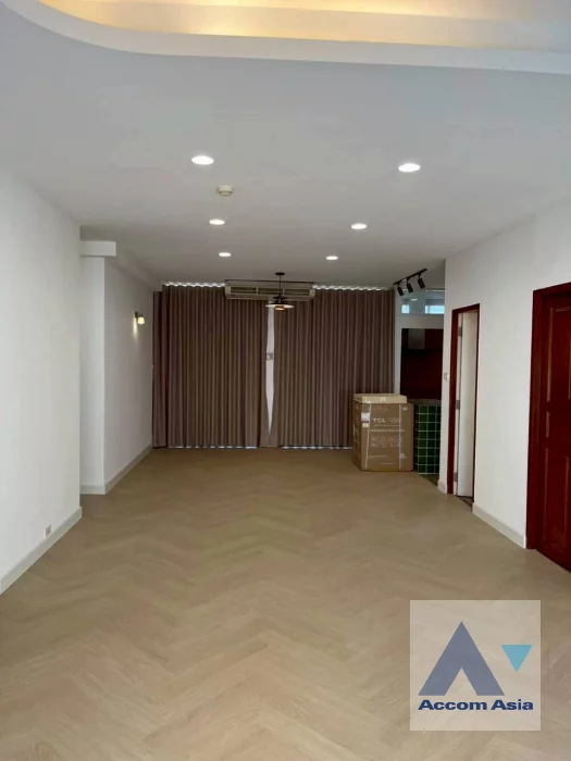 8  2 br Apartment for rent and sale in Sukhumvit ,Bangkok BTS Phrom Phong at Low-rise apartment in the city center AA46274