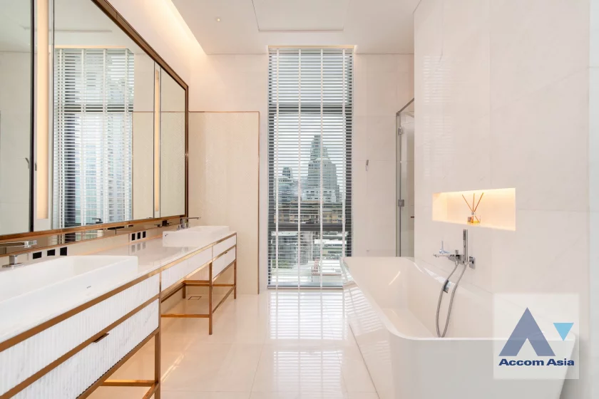 8  3 br Condominium For Sale in Ploenchit ,Bangkok BTS Ratchadamri at Sindhorn Lumpini AA46281