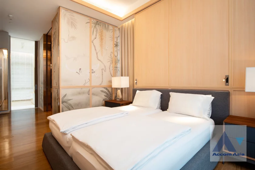 7  3 br Condominium For Sale in Ploenchit ,Bangkok BTS Ratchadamri at Sindhorn Lumpini AA46281