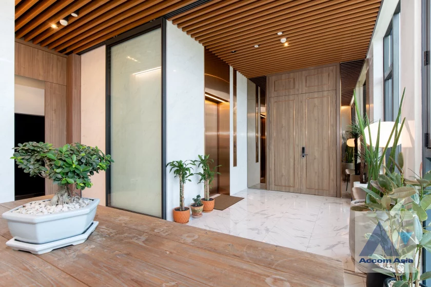 12  3 br Condominium For Sale in Ploenchit ,Bangkok BTS Ratchadamri at Sindhorn Lumpini AA46281