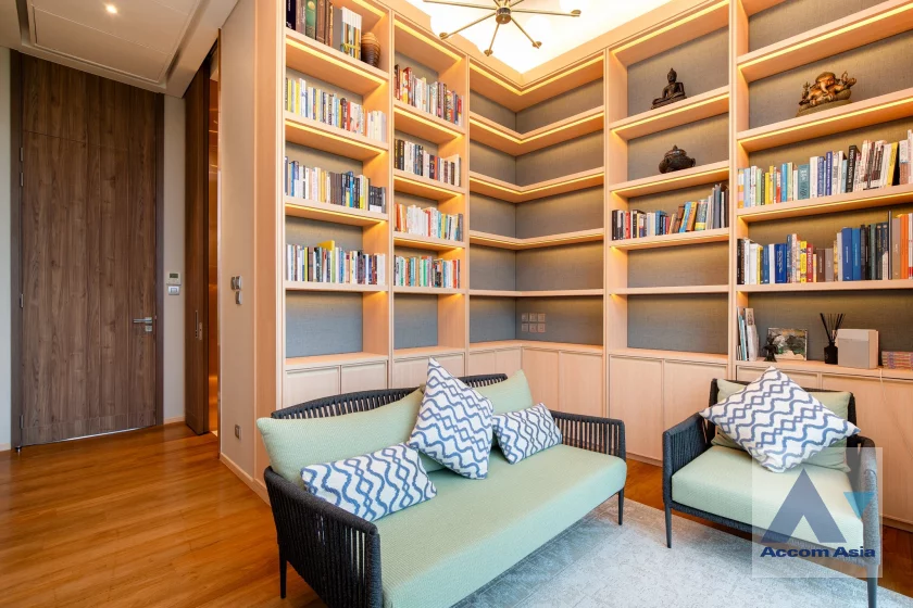 5  3 br Condominium For Sale in Ploenchit ,Bangkok BTS Ratchadamri at Sindhorn Lumpini AA46281