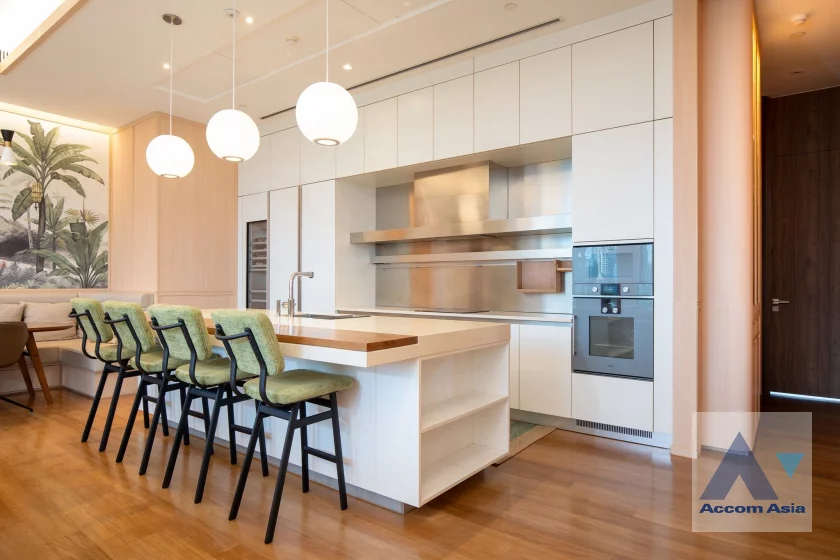  1  3 br Condominium For Sale in Ploenchit ,Bangkok BTS Ratchadamri at Sindhorn Lumpini AA46281