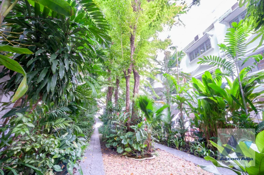 23  4 br Townhouse for rent and sale in Sukhumvit ,Bangkok  at House in garden compound with pool AA46295