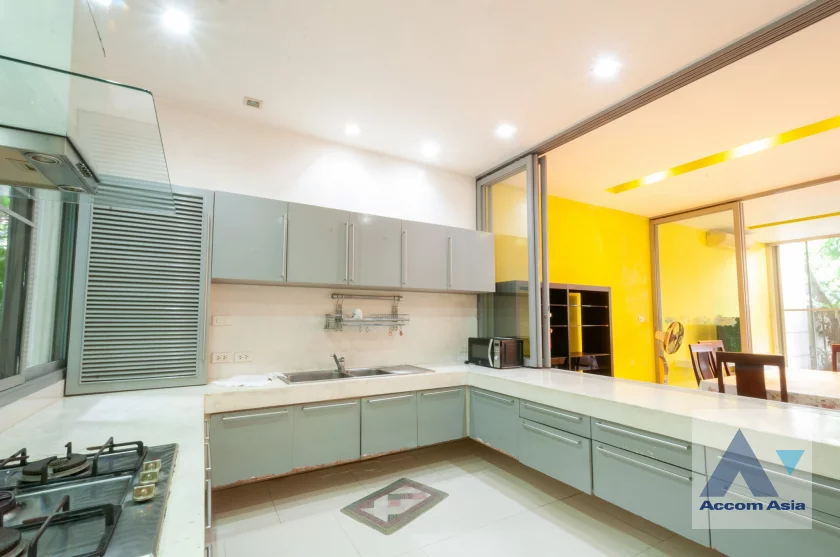 17  4 br Townhouse for rent and sale in Sukhumvit ,Bangkok  at House in garden compound with pool AA46295