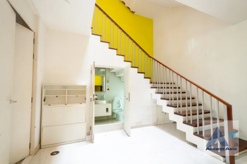 19  4 br Townhouse for rent and sale in Sukhumvit ,Bangkok  at House in garden compound with pool AA46295