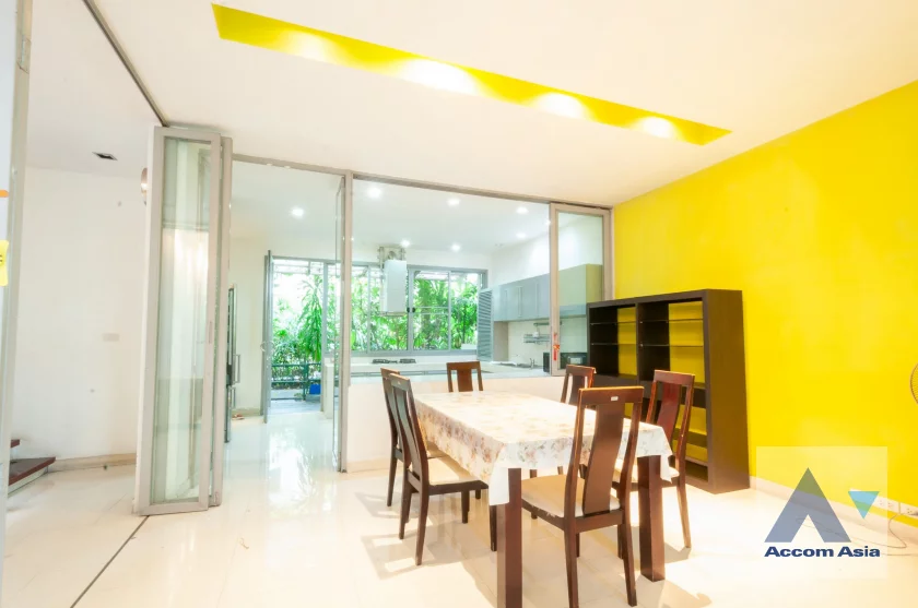 6  4 br Townhouse for rent and sale in Sukhumvit ,Bangkok  at House in garden compound with pool AA46295