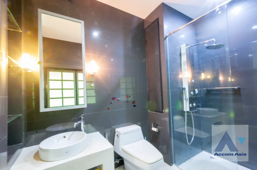 21  4 br Townhouse for rent and sale in Sukhumvit ,Bangkok  at House in garden compound with pool AA46295