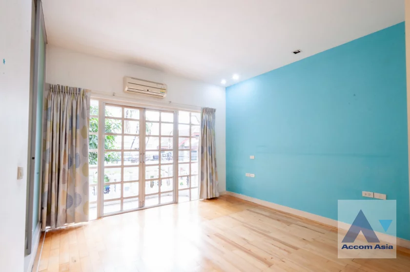 10  4 br Townhouse for rent and sale in Sukhumvit ,Bangkok  at House in garden compound with pool AA46295