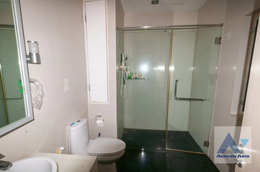 25  4 br Townhouse for rent and sale in Sukhumvit ,Bangkok  at House in garden compound with pool AA46295