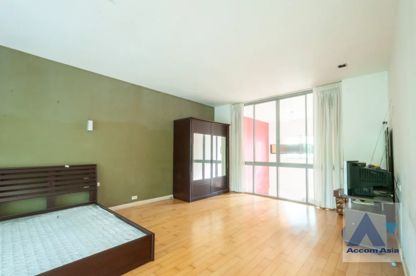 22  4 br Townhouse for rent and sale in Sukhumvit ,Bangkok  at House in garden compound with pool AA46295