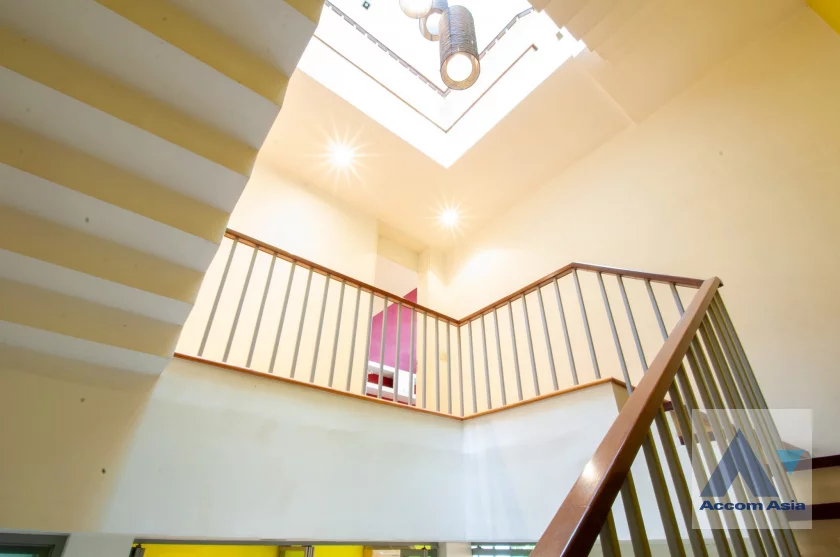 16  4 br Townhouse for rent and sale in Sukhumvit ,Bangkok  at House in garden compound with pool AA46295