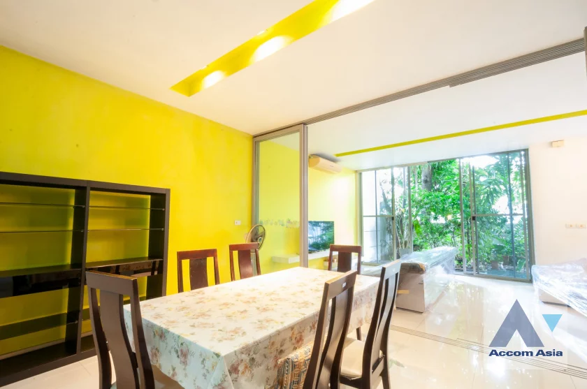 7  4 br Townhouse for rent and sale in Sukhumvit ,Bangkok  at House in garden compound with pool AA46295