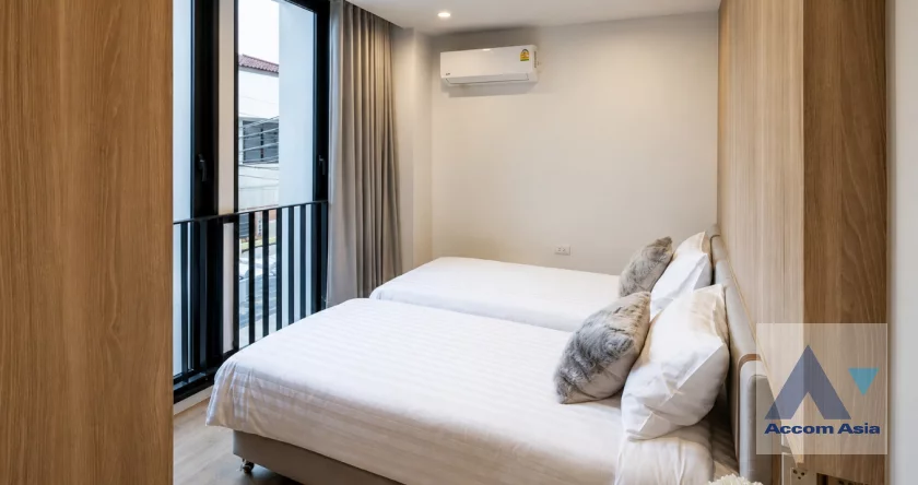  1  2 br Apartment For Rent in Ploenchit ,Bangkok BTS Ploenchit - MRT Lumphini at Cozy Style with Good Surrounding AA46326