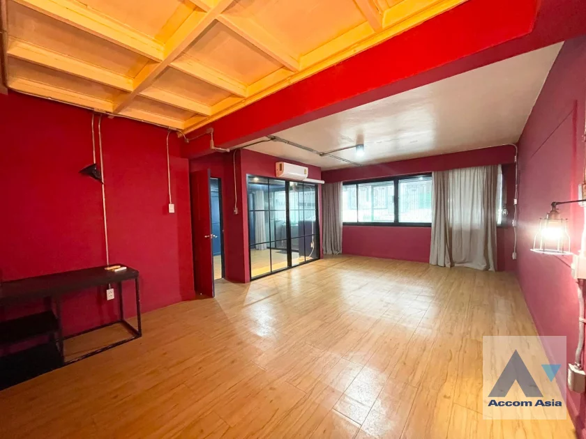 14  7 br Townhouse for rent and sale in Silom ,Bangkok BTS Surasak AA46327