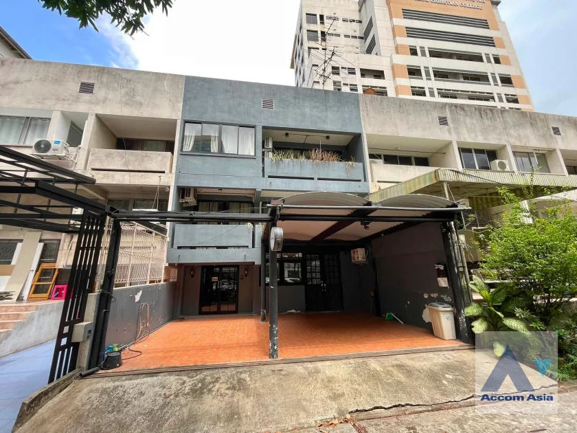  2  7 br Townhouse for rent and sale in Silom ,Bangkok BTS Surasak AA46327