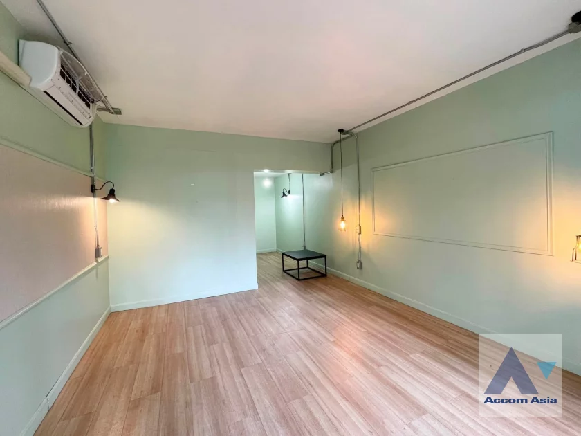 11  7 br Townhouse for rent and sale in Silom ,Bangkok BTS Surasak AA46327